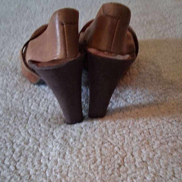 Tsubo Tan Women's Heels - Picture 5 of 9